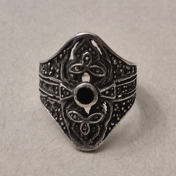 Vintage Sterling Silver Marcasite & Onyx Ring - Picture 6 of 16
